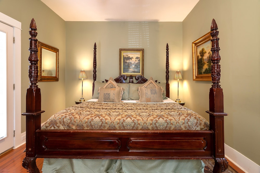 Premium Room, 1 King Bed, Jetted Tub