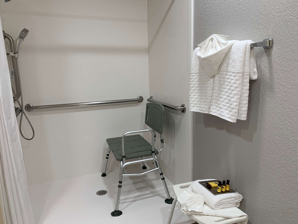 Standard Room, 2 Queen Beds, Accessible, Refrigerator & Microwave photo 3
