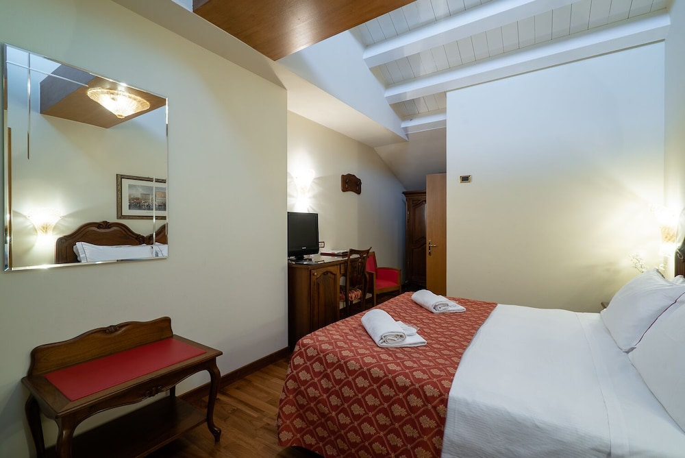Double Room, 1 Queen Bed photo 3