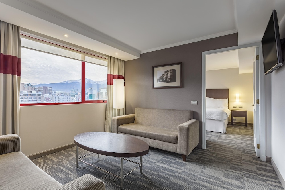 Deluxe Suite, 1 King Bed, Corner - Photo 3