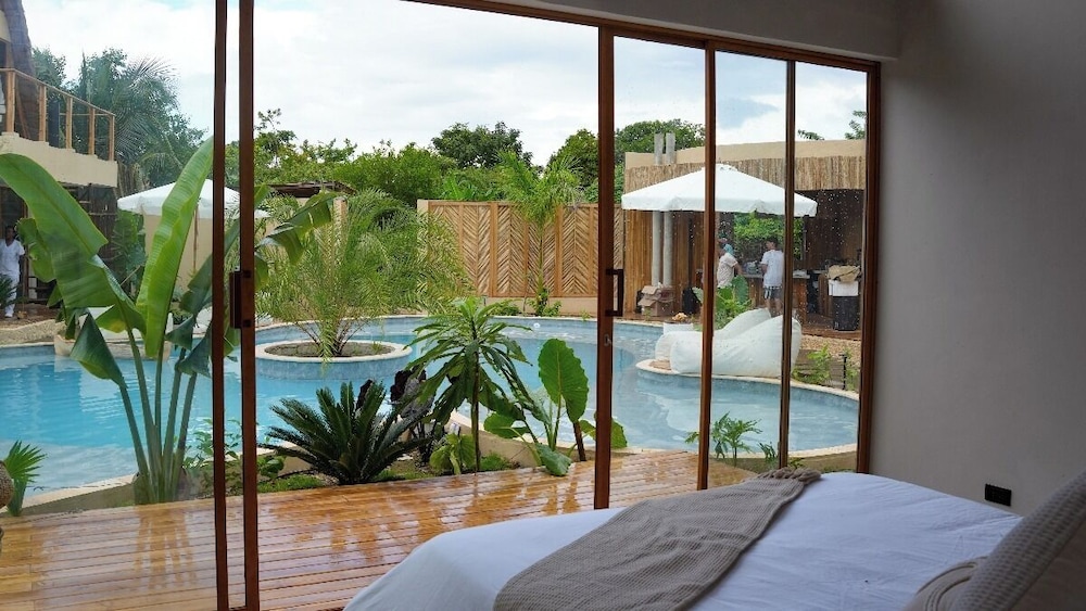 Suite, Pool View