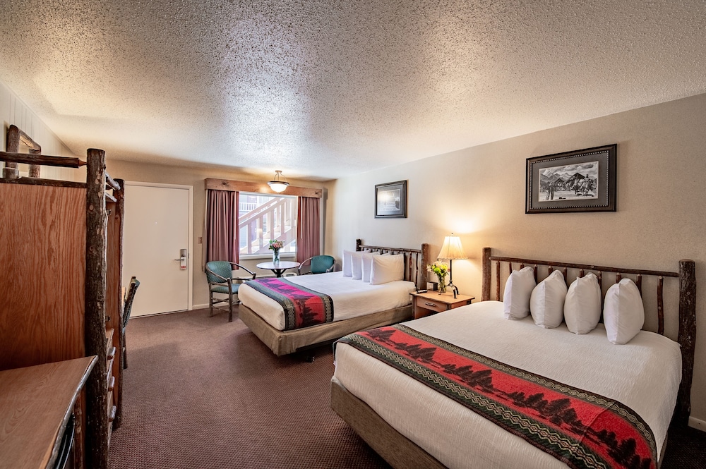 Standard Room, 2 Queen Beds photo 2