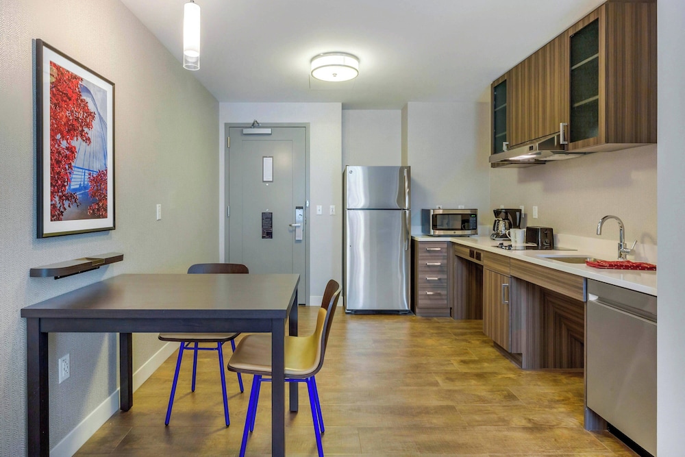 Deluxe Room, 1 Bedroom (Mobility/Hearing Access, Roll-in Shwr) - Photo 4