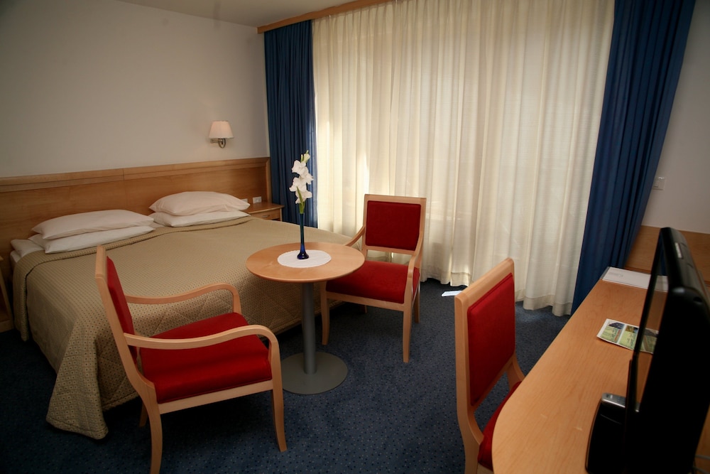 Superior Double or Twin Room, Balcony - Photo 4
