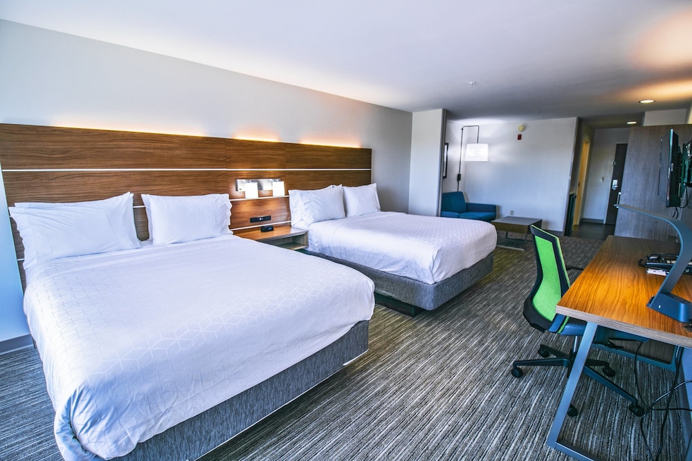 Suite, Multiple Beds - Photo 2
