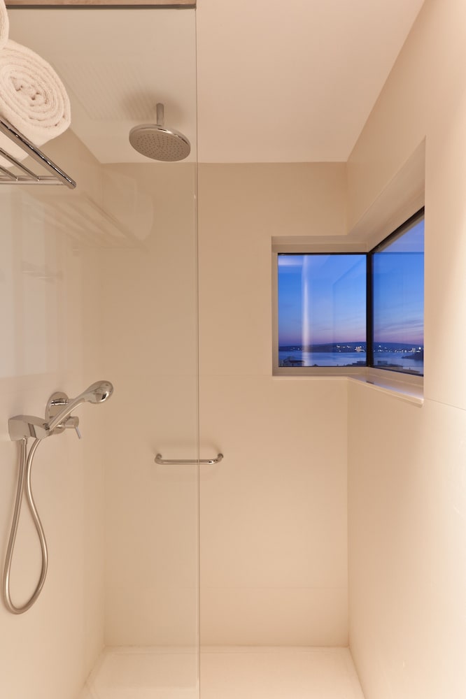 Deluxe Room thumbnail 5