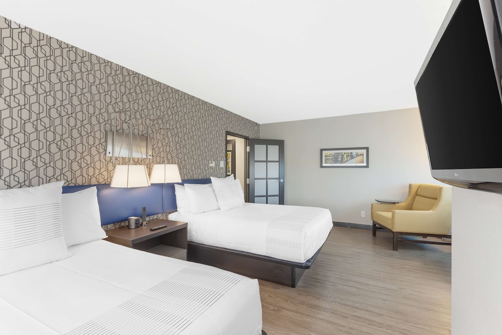 Suite, 2 Queen Beds, Non Smoking, Refrigerator & Microwave (Walk-in Shower;with Sofabed) - Photo 3