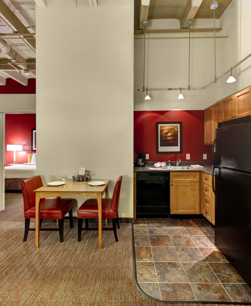 Suite, 2 Bedrooms - Photo 4