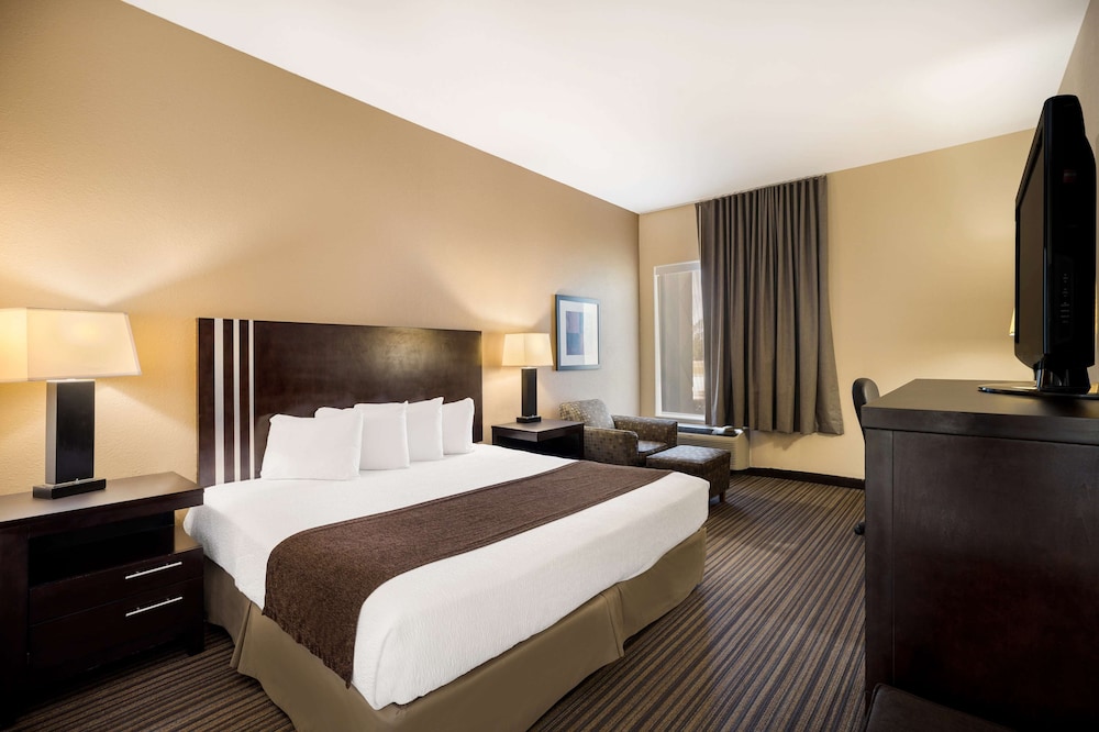Standard Room, 1 King Bed, Bathtub photo 2