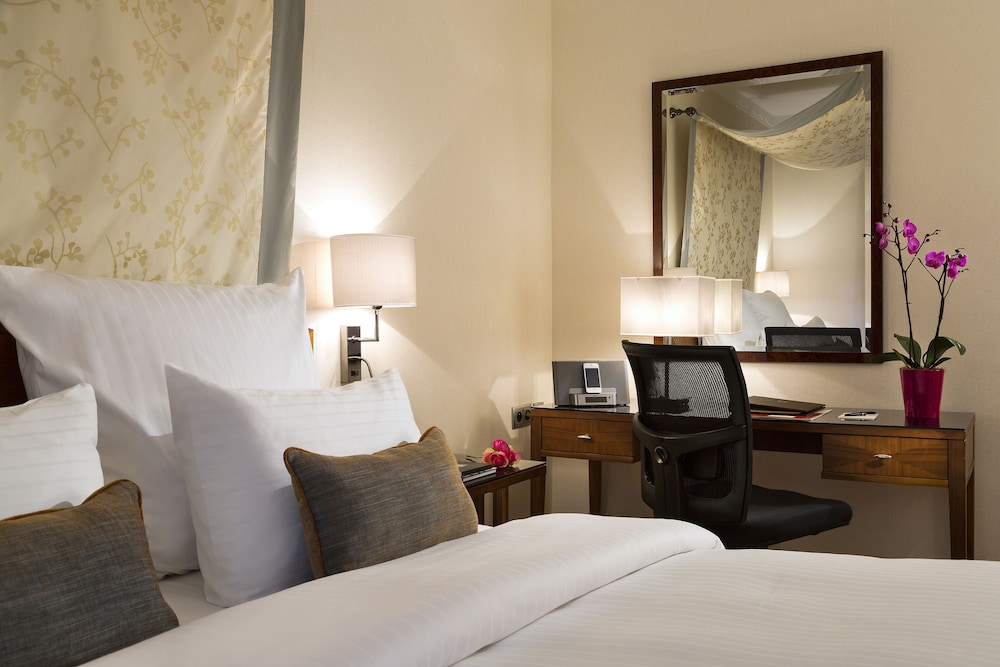 Premium Room, 1 Queen Bed - Photo 2