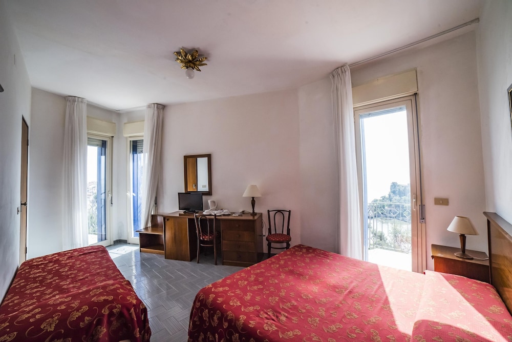 Standard Triple Room, Sea View photo 3