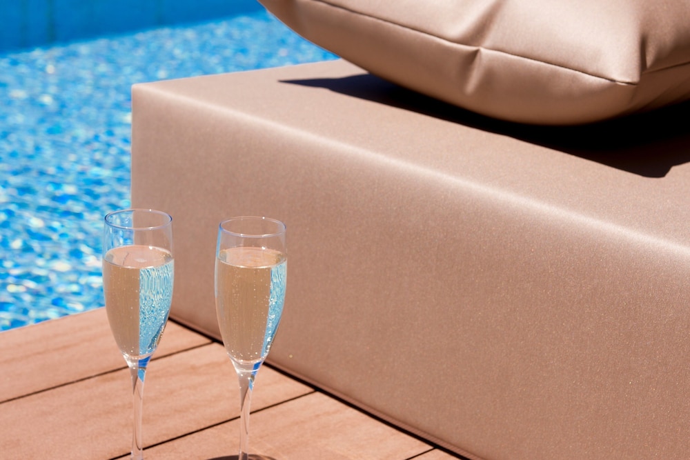 Superior Suite, Terrace, Poolside (Family Swim-Up) thumbnail 5