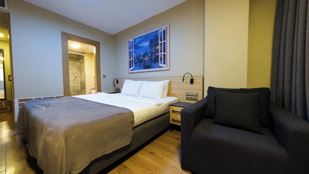 Economy Double Room, 1 Queen Bed (Triple Use) photo 1