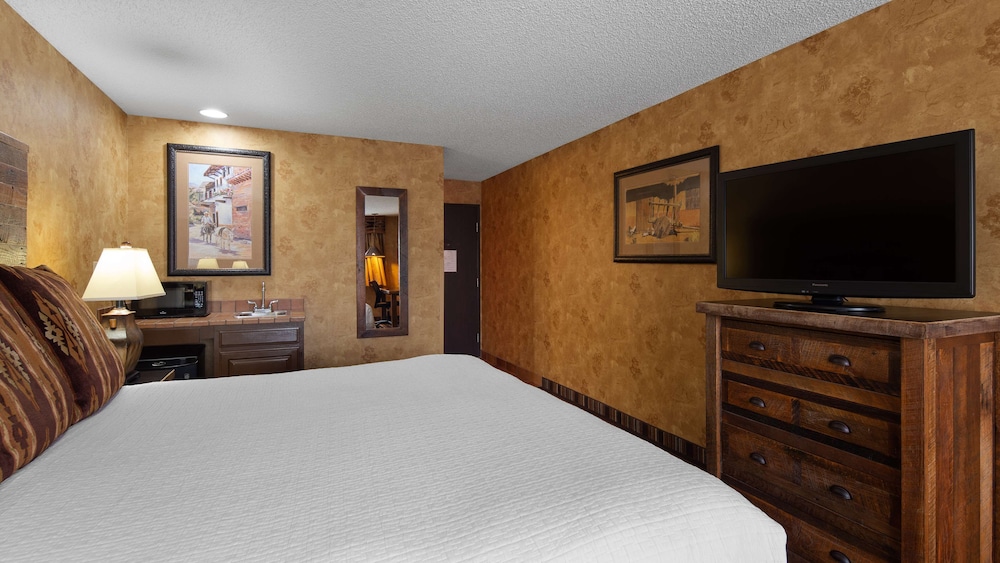 Standard Room, 1 King Bed, Non Smoking, Refrigerator & Microwave - Photo 3