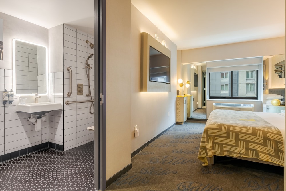 Comfort Room, 1 King Bed, Accessible (Plus) thumbnail 5