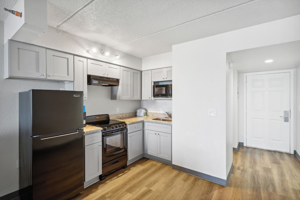 Room, 2 Queen Beds, Kitchen, Beachfront (Walkout, Split Accommodations) - Photo 6