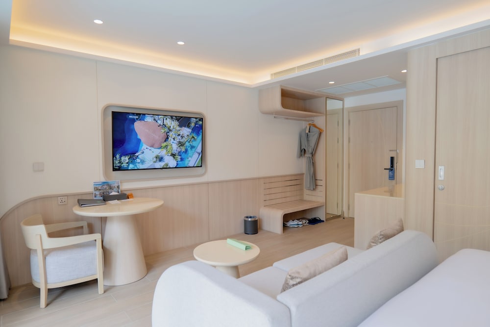 Grand Room, 1 King Bed, Pool Access (Deluxe) - Photo 4