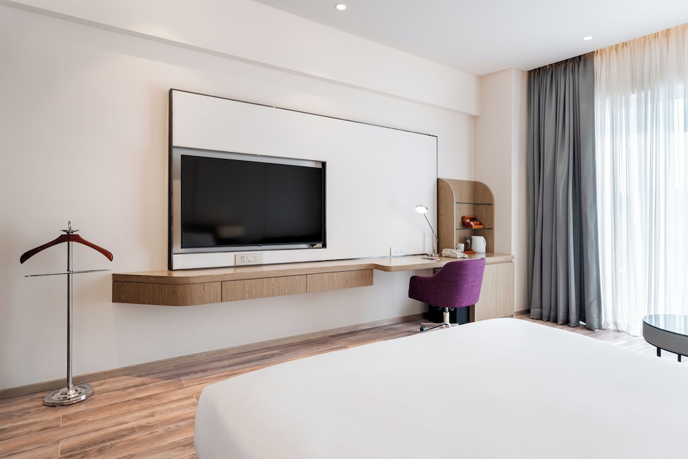 Deluxe Room, 1 King Bed Executive Club Exclusive photo 2