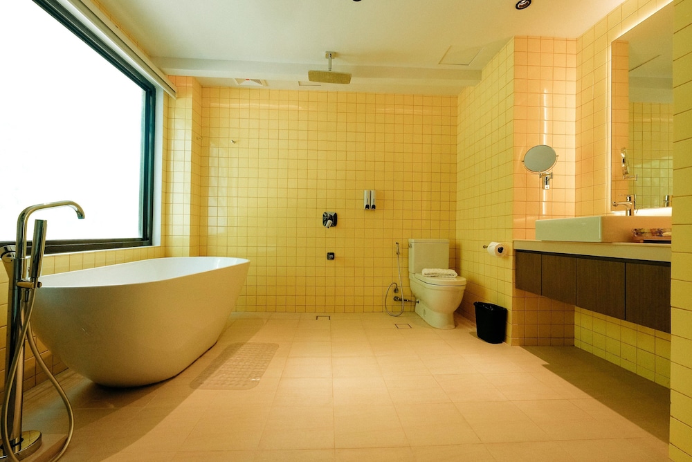 Premier Balcony with Bathtub photo 2