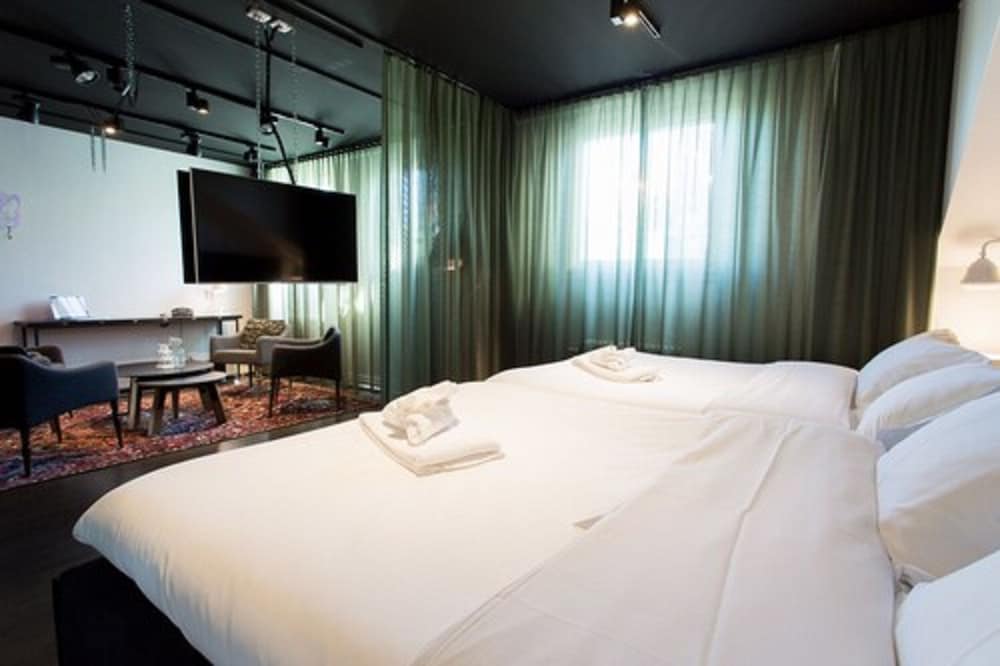 XL Twin - One room suite, 1-4 people (two double beds of 140 cm each) photo 3