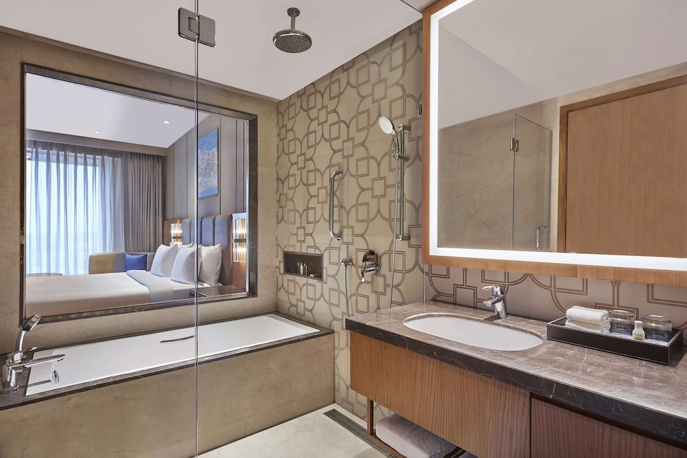 Deluxe Suite, 1 King Bed, Pool View photo 2