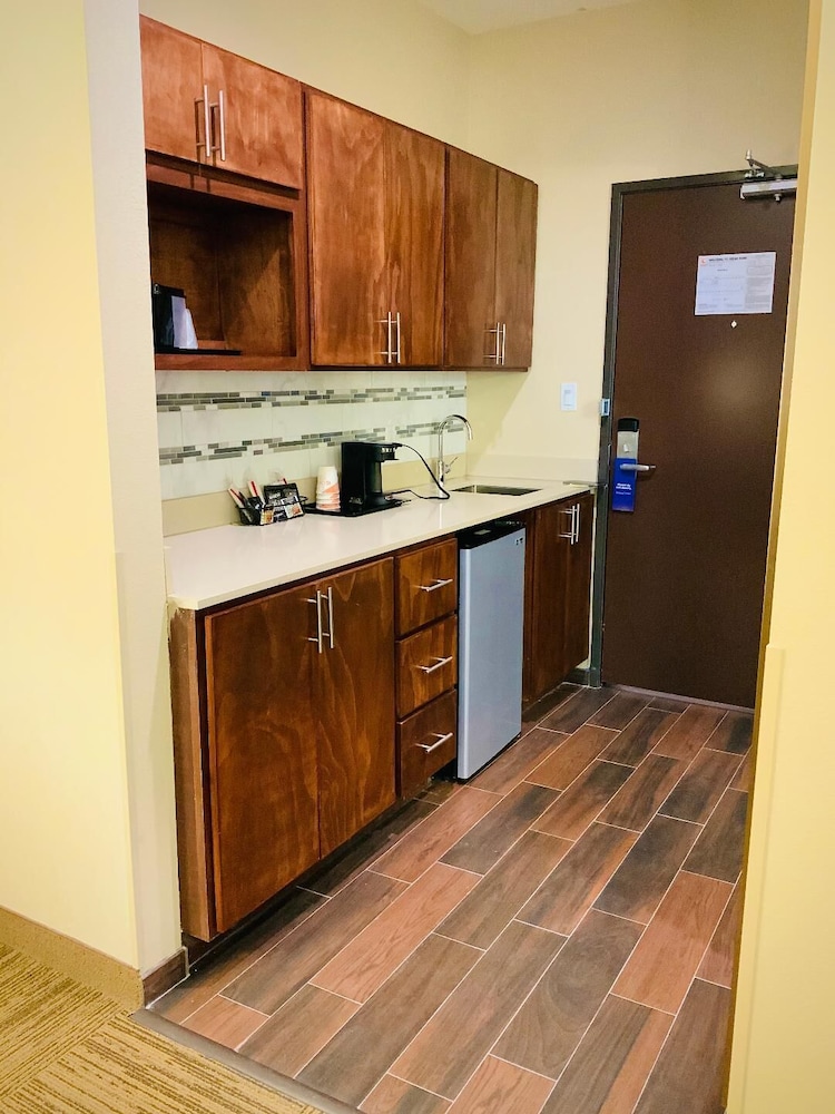 Suite, 1 King Bed with Sofa bed, Non Smoking (Wet Bar) - Photo 9