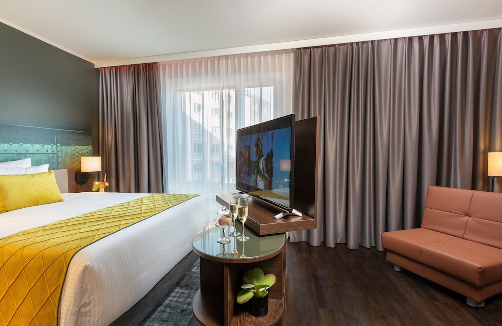 Deluxe Room thumbnail 6