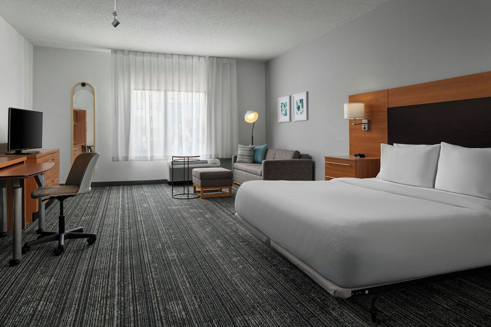 Studio, 1 King Bed with Sofa bed (Mobility/Hearing Accessible, Tub) photo 1
