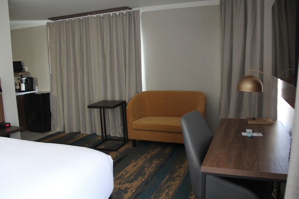 Studio Suite, 1 King Bed, Non Smoking - Photo 3