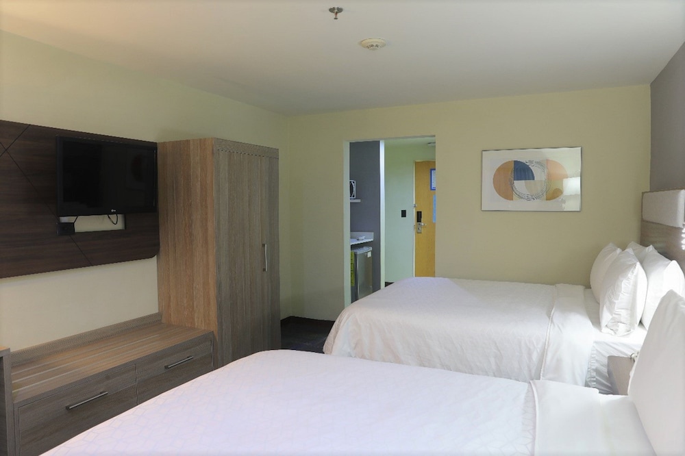 Standard Room, 2 Queen Beds, Ground Floor - Photo 16