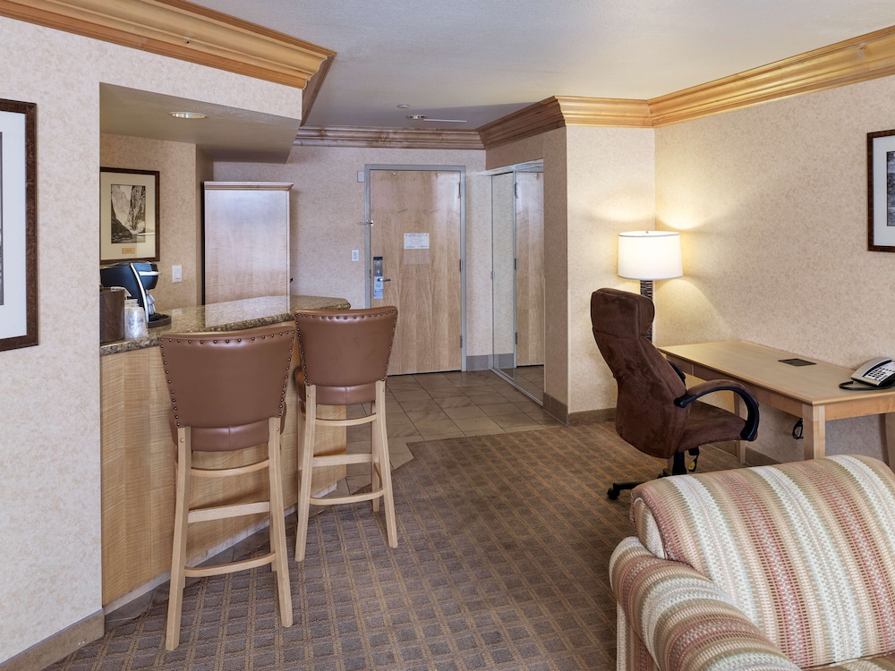 Suite, 1 King Bed, Non Smoking, Jetted Tub (With Sofabed) photo 3