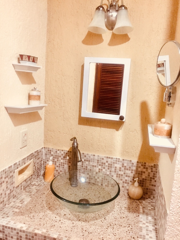 Superior Studio, 1 King Bed, Kitchenette, Oceanfront (Oceanfront Oasis) photo 3