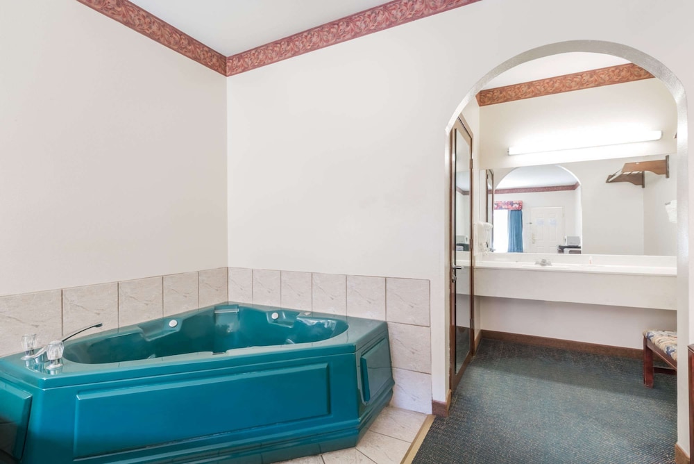 Suite, 1 King Bed with Sofa bed, Non Smoking (Mobility, Tub with Grab Bars) - Photo 3