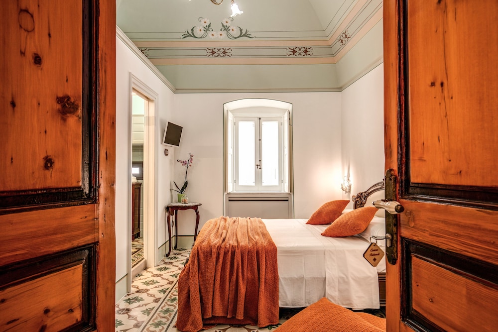Deluxe Double Room, 1 Queen Bed photo 2