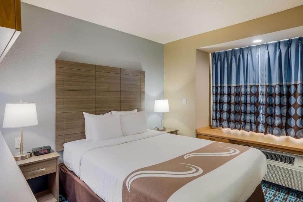 Suite, 1 King Bed, Accessible - Photo 3