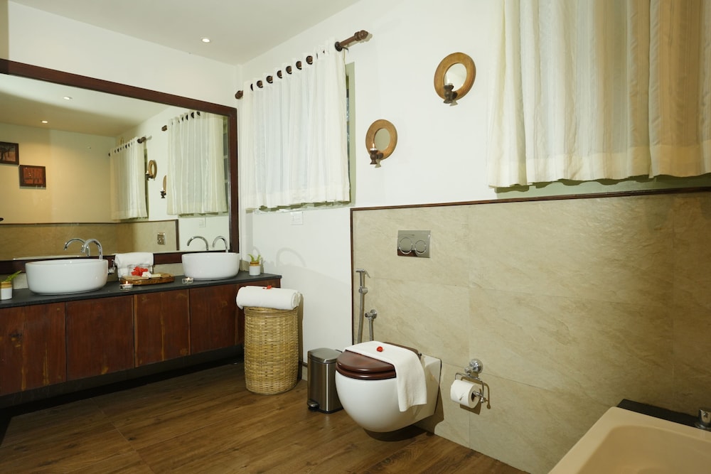 Valley Facing Suite with Bathtub - Photo 4