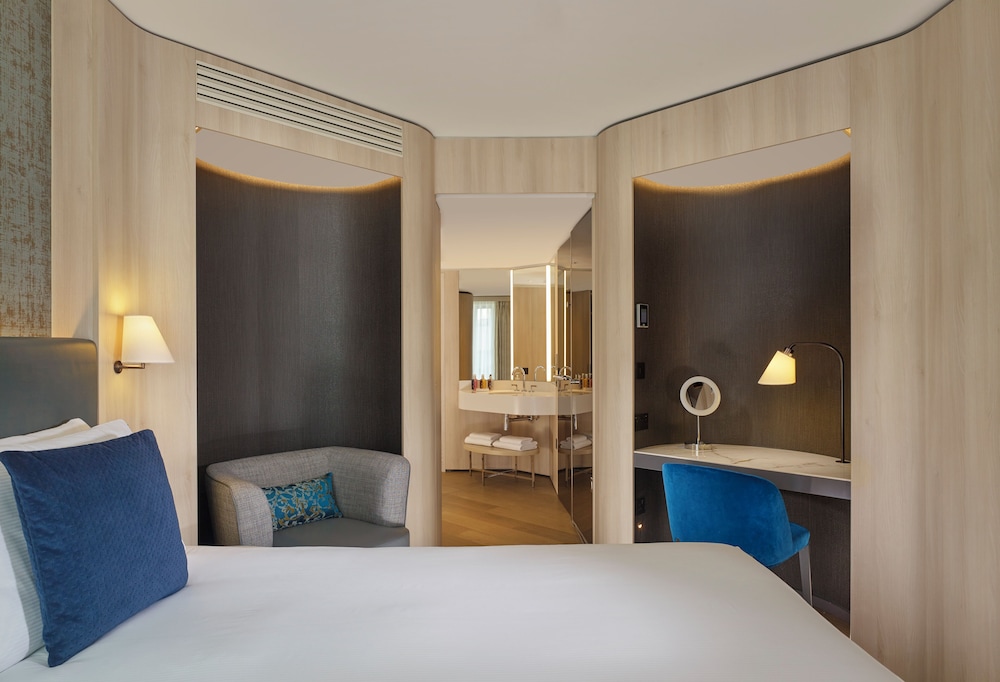 Deluxe Room, 1 Queen Bed