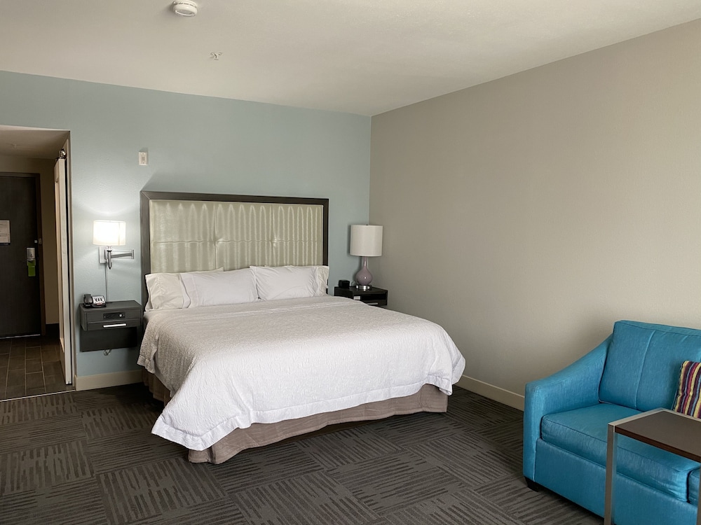 Room, 1 King Bed, Accessible (Mobility & Hearing, Roll-in Shower) photo 3