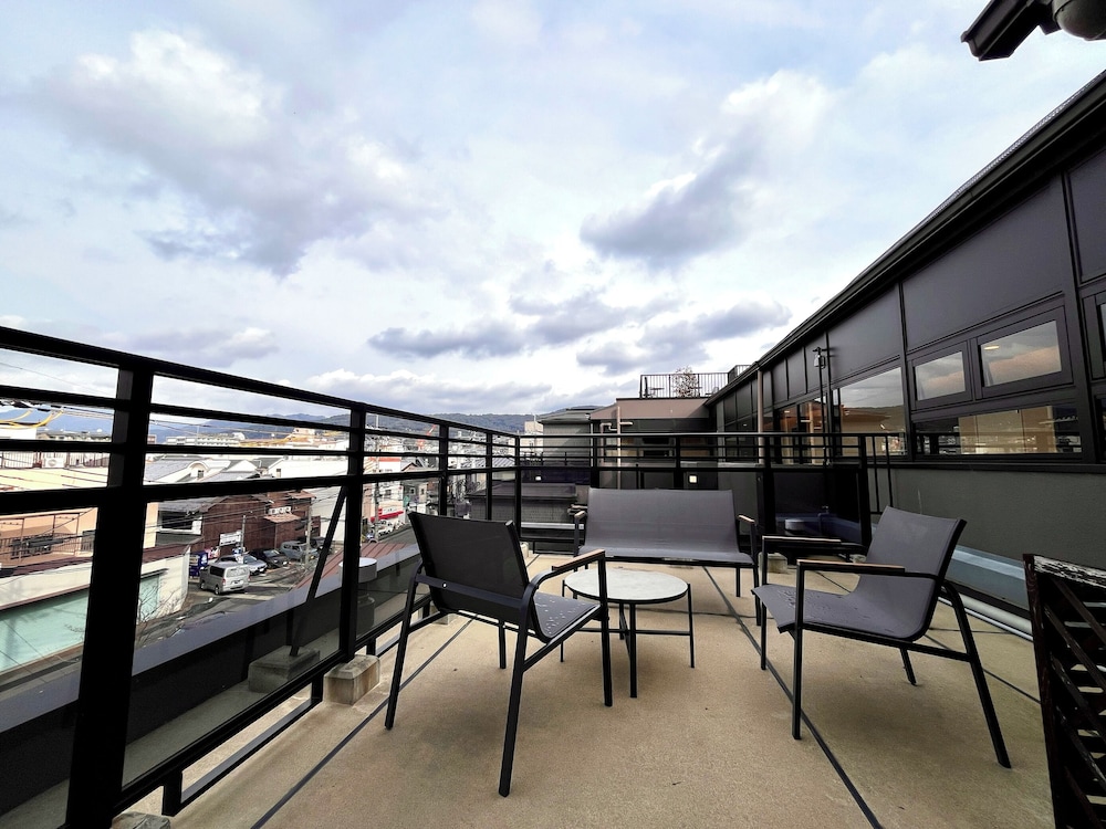 Family Premier with Roof Balcony (Up to 5 Guests) - Photo 10