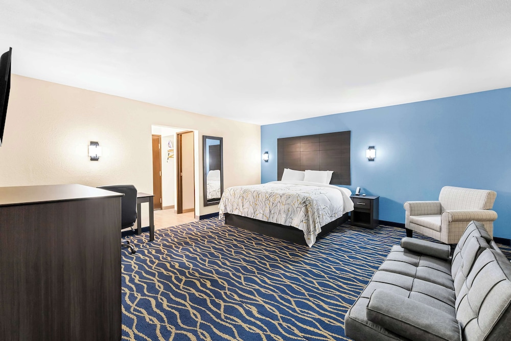 Suite, 1 King Bed, Non Smoking - Photo 2