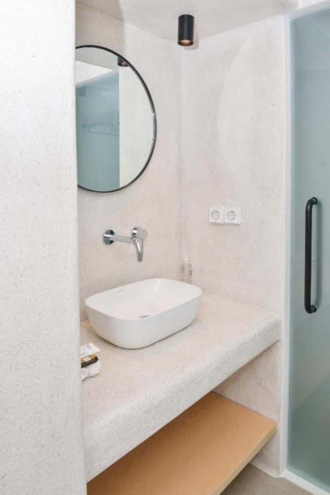 Standard Double Room - Photo 7