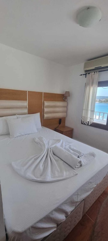 Standard Studio Suite, 1 King Bed, Sea View photo 1