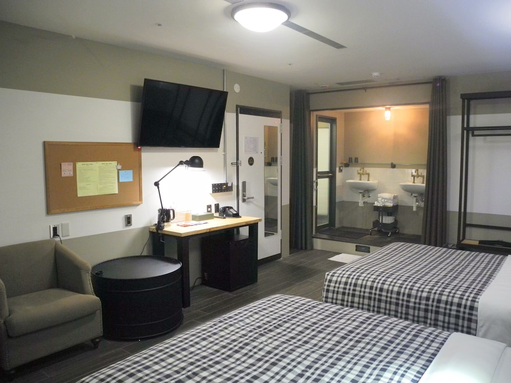 Superior Quadruple Room, 2 Double Beds, No Windows photo 2
