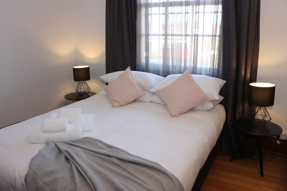 Queen Single Room, Shared Bathroom photo 2