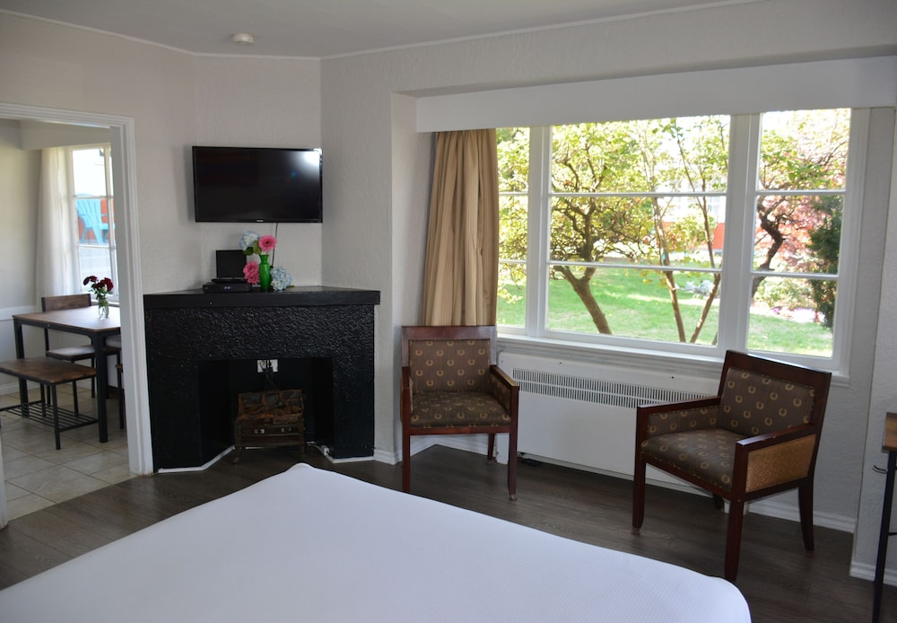 Deluxe Room, Kitchen - Photo 6