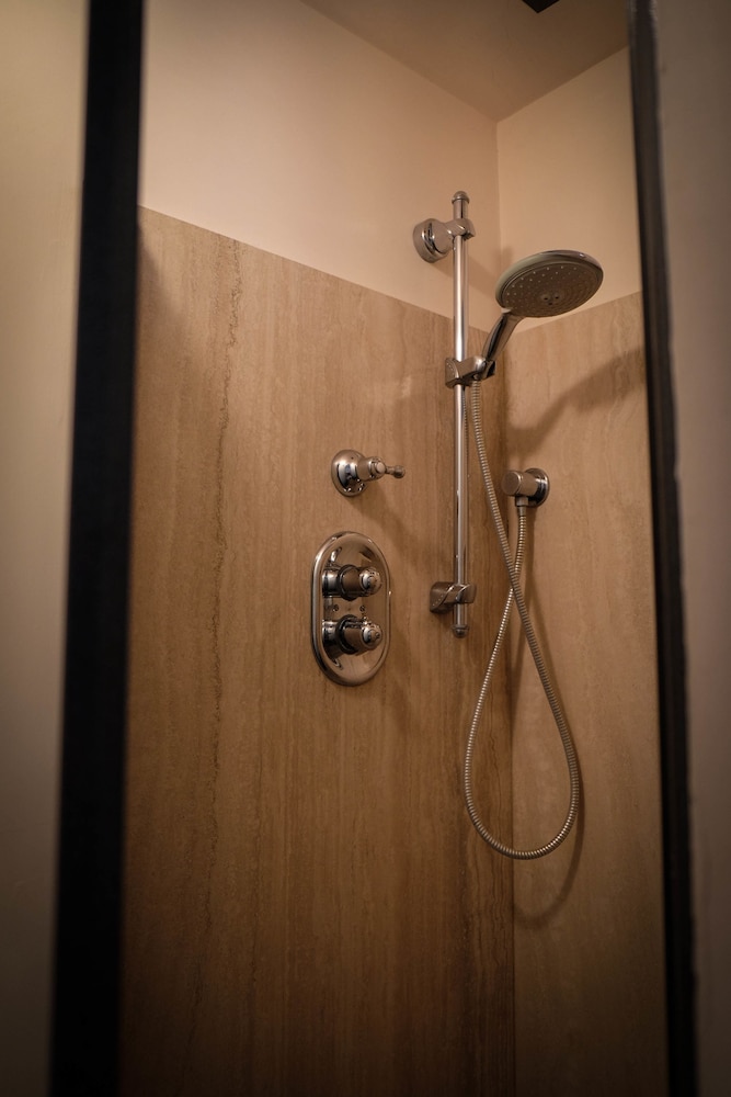 Deluxe Suite, Ensuite photo 3