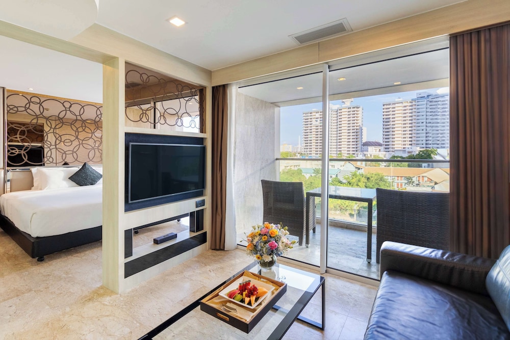 Junior Suite, 2 Twin Beds, Balcony, City View (Living Room) photo 2