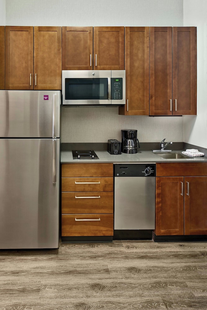 Suite, 2 Bedrooms (Mobility/Hearing Access, Roll-In Shwr)
