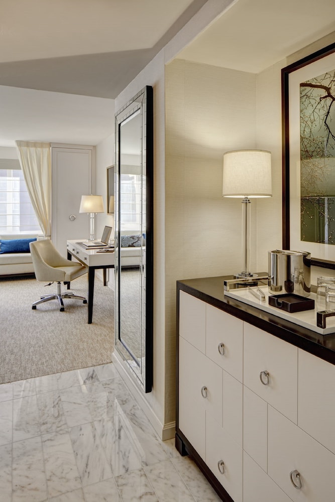 Junior Suite, 1 Queen Bed (Premier) - Photo 2