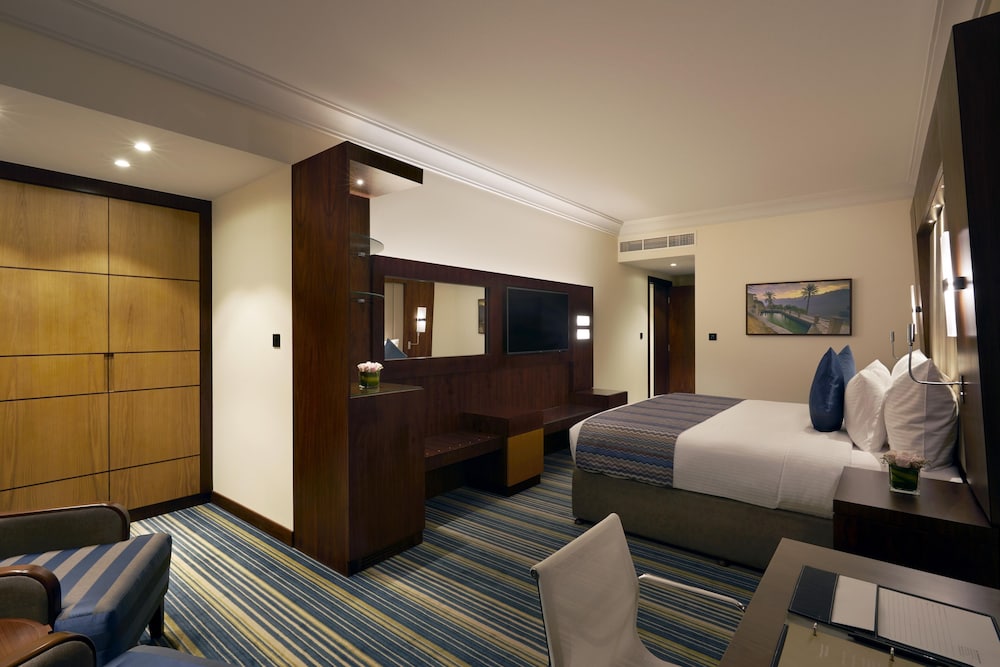 Executive Suite - Photo 2